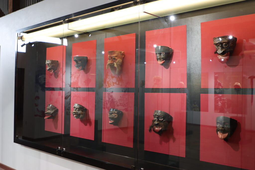 mascaras-sala-culturas-lago-guaqui