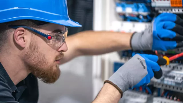 67236e8e68e3c69f9fdba921_trabajos-mejor-pagados-para-electricistas